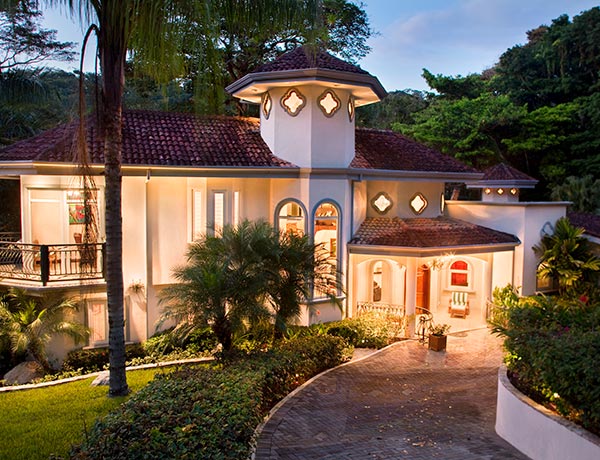stayincostarica-lossuenos-accommodations-casaharmon1