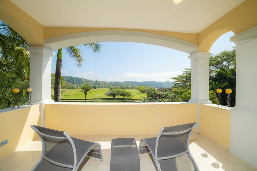 Vista del balcón de un condominio de lujo en Costa Rica