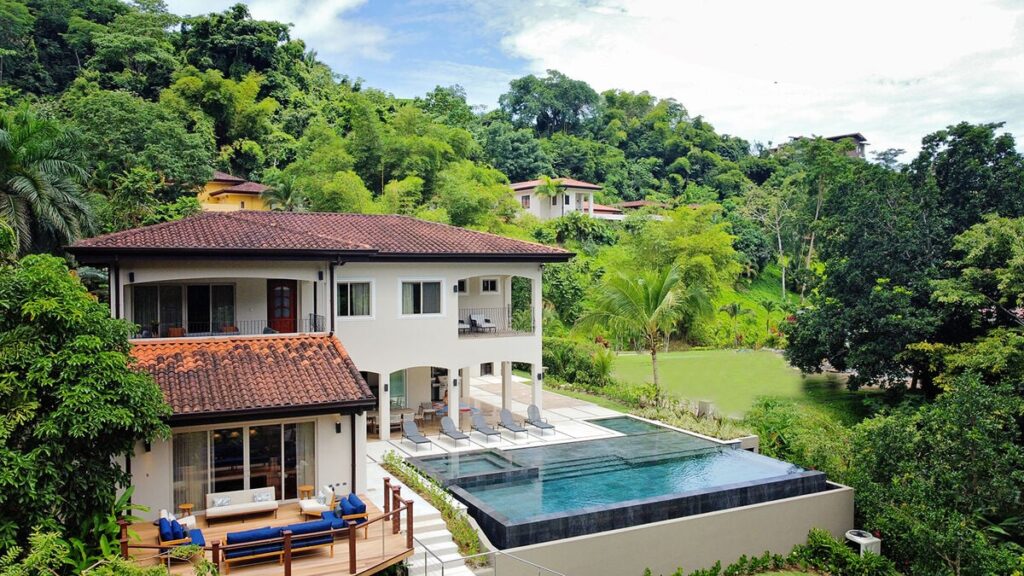 Una casa de lujo con piscina en Costa Rica