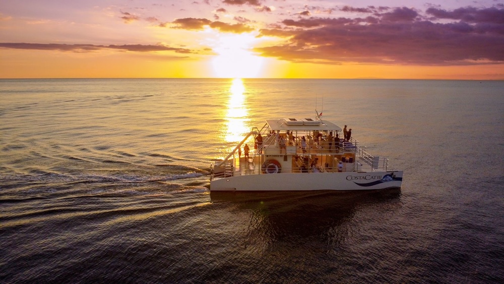 Crucero en catamarán al atardecer desde Los Sueños Resort & Marina